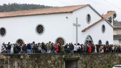 Los asistentes al funeral de uno de los menores muertos en el accidente de Marín llenaron este lunes la iglesia y el atrio de Mogor