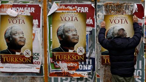 Varios carteles en Roma invitan a votar en el cnclave al ghans Peter Turkson