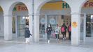 Clientes entrando y saliendo de un supermercado del centro de Lugo.