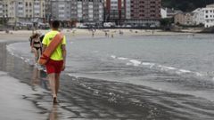 Imagen de archivo de un socorrista en la playa de Covas, en Viveiro