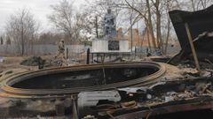 Tanque ruso destruido frente al memorial de la segunda guerra mundial en Lukyanivka, en Kiev
