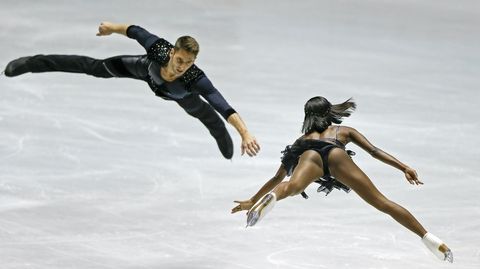 Los franceses Vanessa James y Morgan Cipres compiten en el programa corto por parejas durante el Trofeo Mundial por equipos de patinaje artstico sobre hielo que se disputa en Tokio 
