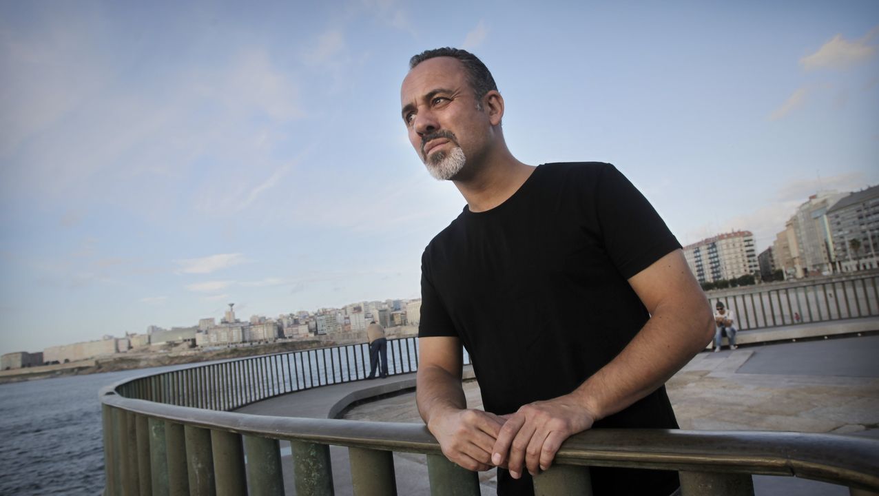 Terrazas llenas en el primer d�a de la primavera gallega.El actor Javier Guti�rrez