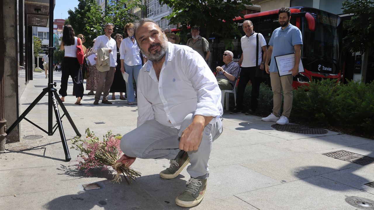 arturo.Roberto Parga,&nbsp;este s&aacute;bado, diante da placa que lembra a Arturo Garc&iacute;a Lagares na Coru&ntilde;a