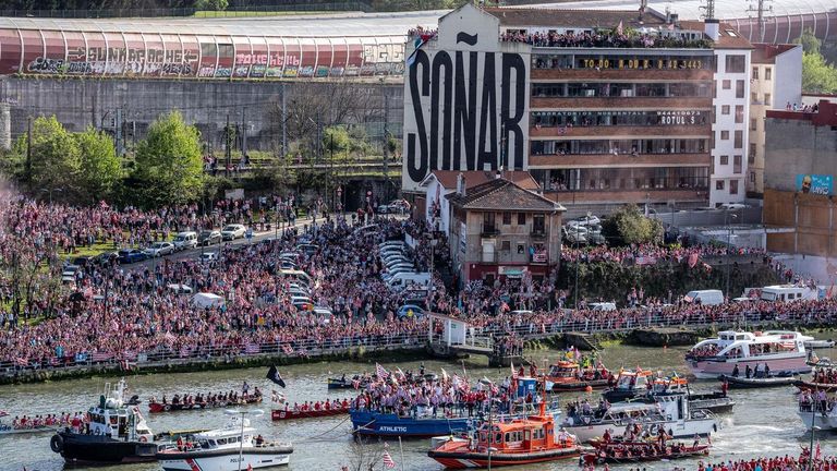 Una peña del Deportivo en Bilbao quiere sacar un barco por la ría de Nervión para celebrar el ascenso