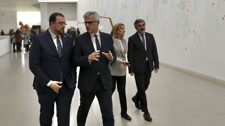 El presidente asturiano, Adrián Barbón, con el secretario de Estado de Transportes, Movilidad y Agenda Urbana, David Lucas, a su llegada al centro de arte Laboral, en Gijón