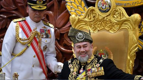 El rey de Malasia se prepara para ofrecer un discurso para la apertura de la sesin parlamentaria
