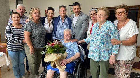 Pura Matos, a sus 101 aos, con familiares, amigos y el alcalde de Ponte Caldelas