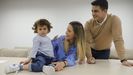 Quique, de cuatro aos, con sus padres Ana Fraga y Quique Cuba, en Arteixo