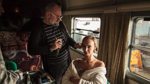 Antonio Calvo p eina a la modelo ucraniana Lisa Veltman entre sesin y sesin de fotos en un vagn del museo del ferrocarril de Monforte