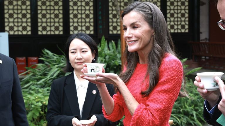 La reina Letizia impresiona en China en un homenaje a Antonio Machado