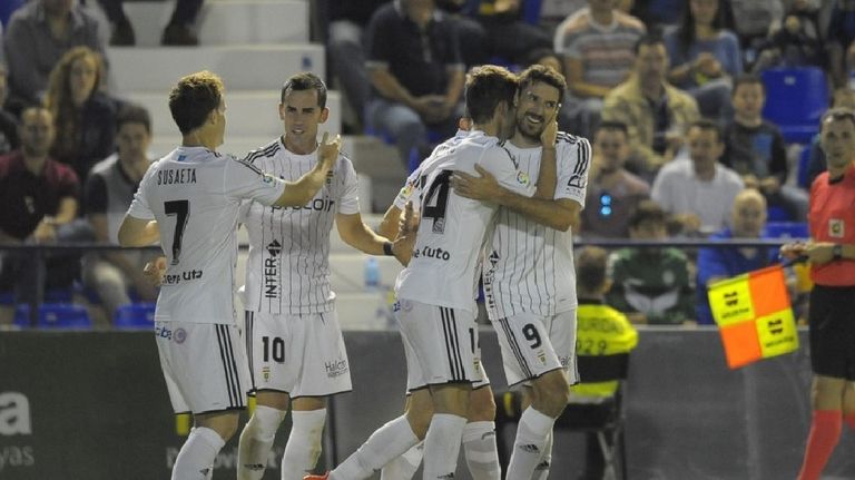 Los jugadores del Oviedo celebran el gol de Verdés frente al UCAM