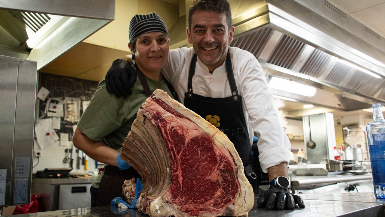 Nieve en la carretera de Quiroga a Folgoso do Courel.H&eacute;ctor L&oacute;pez, cocinero del Espa&ntilde;a (en la foto, con una empleada), destaca el arraigo de los clientes que acuden cada 31 de diciembre al restaurante