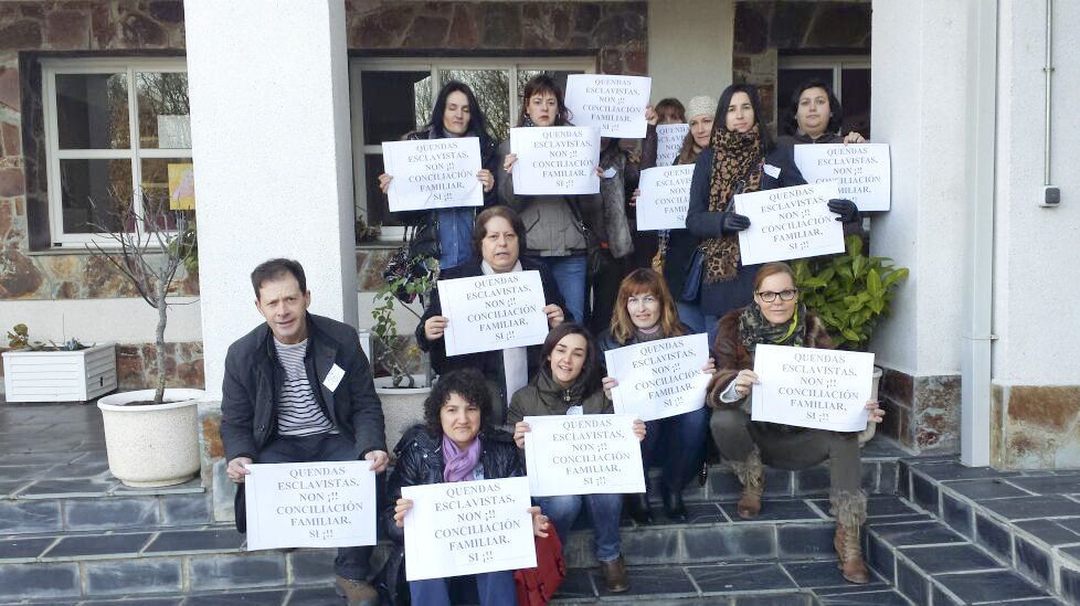 Trabajadores del CAPD de Sarria mostrando sus reivindicaciones