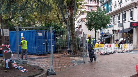 El acceso de peatones está cortado en una de las entradas al Parque de San Lázaro.