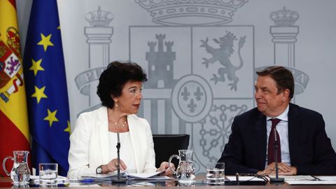 La ministra portavoz, Isabel Celaá, en la imagen junto al titular de Agricultura, Luis Planas, tras el Consejo de Ministros, aseguró que «no se observan condiciones para una coalición» con Podemos