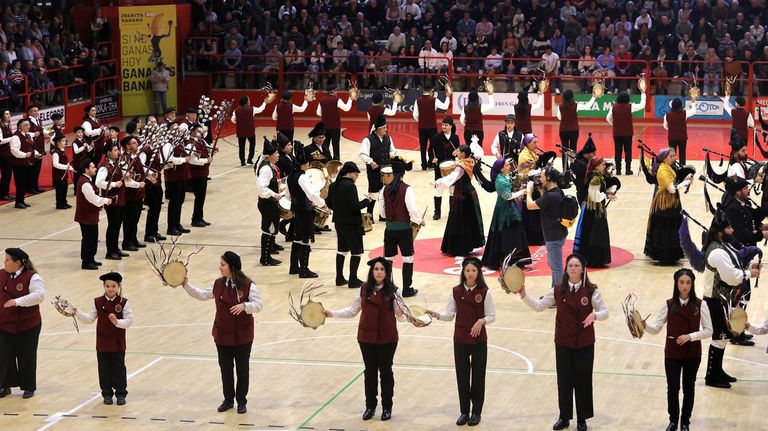2.000 espectadores en el certamen de rondallas de O Porriño: «A tradición está máis viva que nunca»