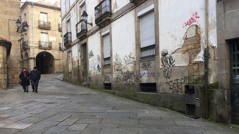 Las pintadas cubren algunas fachadas del casco viejo de Ourense