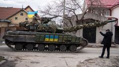 Tanque de las fuerzas ucranianas en una carretera de Irpn, en las proximidades de Kiev