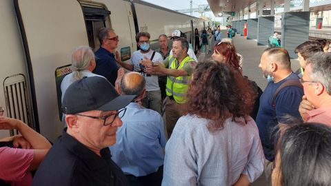 Miguel Anxo Fernndez, en primer trmino y con gorra, al bajarse del tren en Zamora