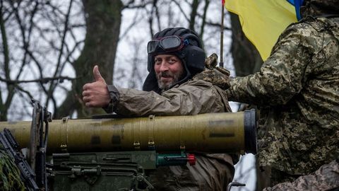 El Ejército ucraniano difundió imágenes de sus soldados y blindados en un lugar del este del país que evitó especificar.