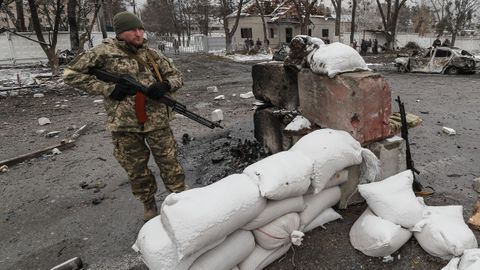 Los soldados ucranianos tratan de proteger Kiev
