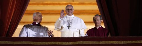 papanueva.Bergoglio, ya convertido en papa Francisco, saluda a los fieles en la plaza de San Pedro