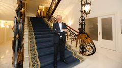 Piqu posando en una de las escalinatas del Gran Hotel La Toja
