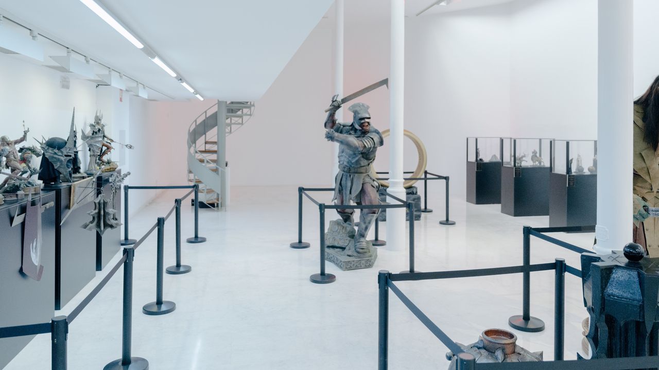 La exposici�n �Terra do anel� en el centro cultural Marcos Valc�rcel.El regidor durante una visita a las obras con representantes de asociaciones y colectivos del municipio.