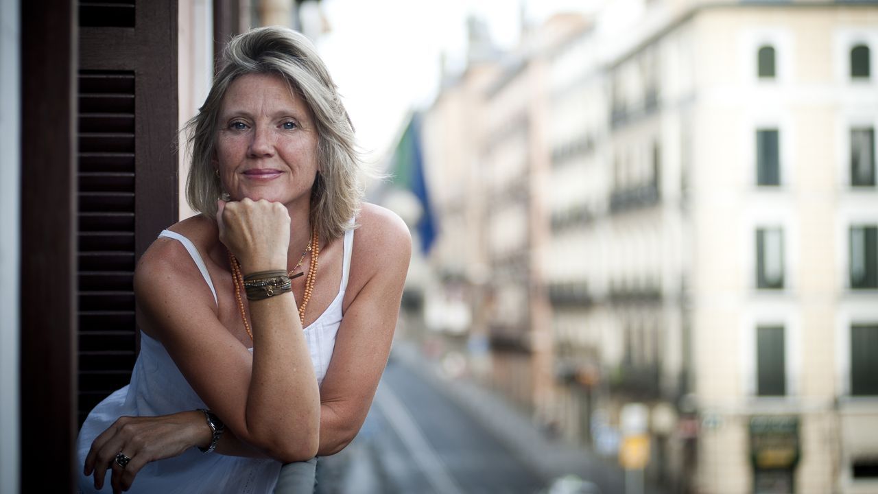 Si la atm�sfera pesa toneladas �por qu� no nos aplasta?.Julia de Castro y Celia Freijeiro, en un episodio de �En casa�.