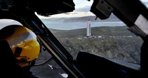 Vista del faro de Meirs, donde ocurri la tragedia, desde el helicptero Pesca 2 de la Xunta de Galicia.