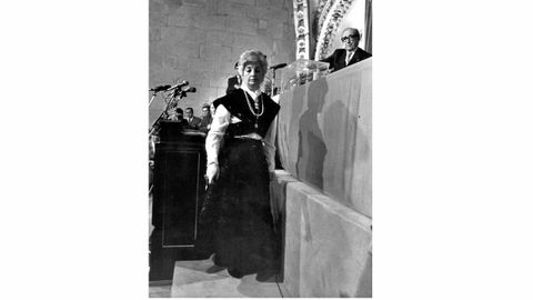 A deputada de UCD Enma González Bermello acudiu á primeira sesión vestida co traxe tradicional galego