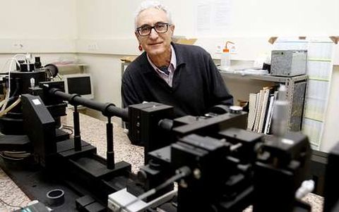 Arturo Lpez Quintela trabaja en el laboratorio de la Universidade Nanomag.