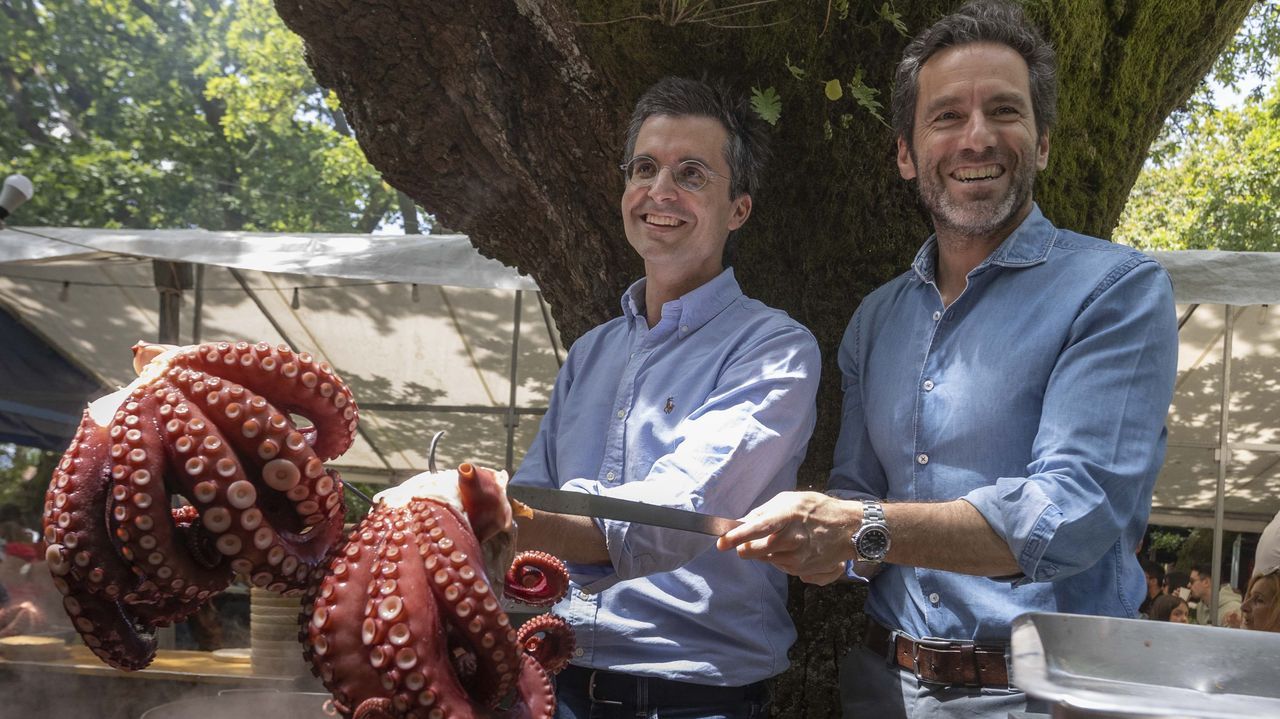 Pol�ticos sonrientes, pulpo y tazas de vino en las fiestas de la Ascensi�n de Santiago.De izquierda a derecha, Antonio Fern�ndez Angueira, Anxo Arca y Bea Rei