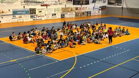 Participantes en el campamento de verano del 2019 en el pabelln deportivo municipal de A Pinguela