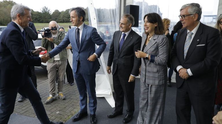El presidente de la Xunta, Alfonso Rueda, saluda al consejero delegado de Ingenostrum, Gabriel Nebreda, la firma que construirá el centro de datos de Curtis, en presencia de la conselleira de Economía, María Jesús Lorenzana.