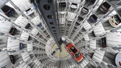 Varios coches en la fábrica de Volkswagen en Alemania. 