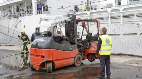 Incendio en un barco atracado en el puerto de Marn
