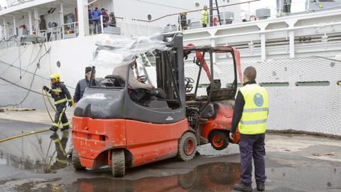 Incendio en un barco atracado en el puerto de Marn