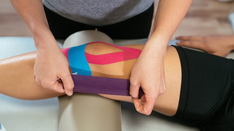 El «kinesio tape» o vendaje neuromuscular, más popularidad que eficacia: «Su relevancia clínica es dudosa»