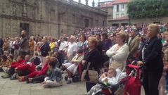 Decenas de personas siguen el funeral en A Quintana