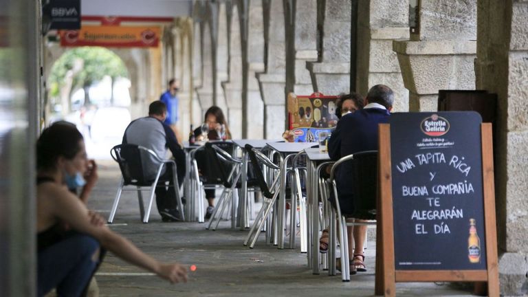 Algunos negocios de Portomarín prescinden de dar desayunos o la cena