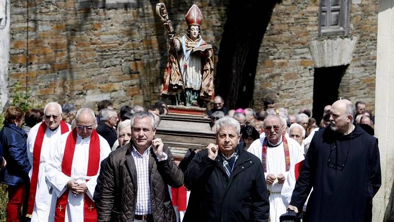 El partido ben�fico entre D�por y Sarriana fue presentado delante de la nueva caravana que ya disfruta el feriante