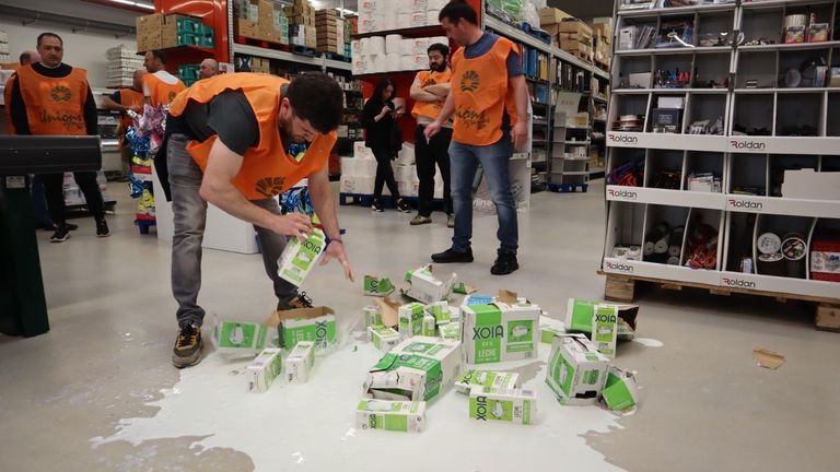 La industria, los excedentes europeos y los costes de producción: claves de la guerra de precios de la leche