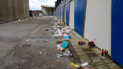 Restos de basura tras un botelln nocturno en el puerto de Portonovo
