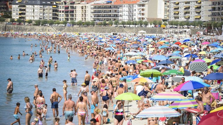Los concellos incrementan un 30 % el consumo de agua en verano, con picos de hasta el 150 % en Sanxenxo