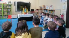 Cuentacuentos de Raquel Queizás en el colegio de Marcón, en Pontevedra, dentro de un programa educativo sobre diabetes