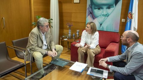 La conselleira de Política Social e Xuventude, Fabiola García, se reunió con el alcalde de Leiro