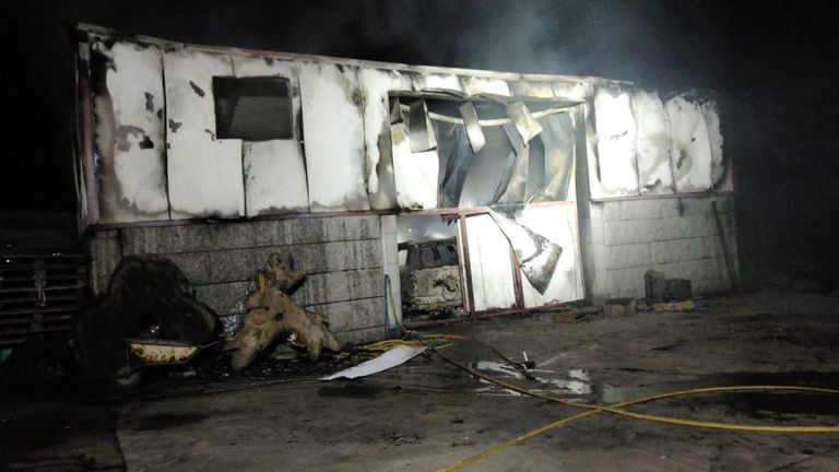 Un incendio calcina una nave con un coche y material agrícola en Tomiño
