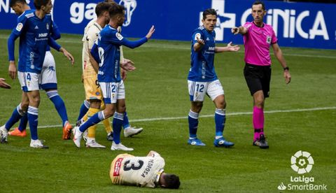 Los futbolistas del Real Oviedo protestan el penalti ante el Espanyol